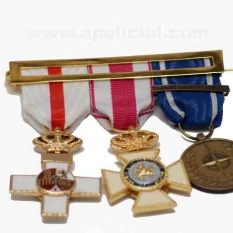 Pasador con tres medallas militares - No solo fiesta